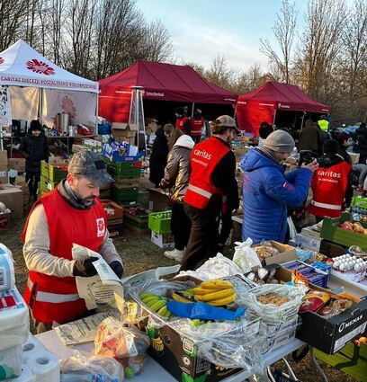 Helfer organisieren die Versorgung der Flüchtlinge (linkes Bild), ein Kind spielt im Flüchtlingslager (Mitte). In einem ehemaligen Altenheim wurde ein Matratzenlager für Kinder eingerichtet.