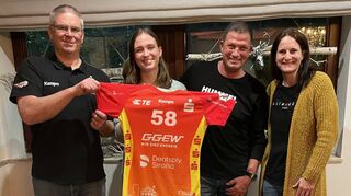 Die Flames freuen sich auf die Neue in ihrem Trikot; das Bild zeigt nach der Vertragsunterzeichnung Jörg Hirte, Lilli Holste, Spielerberater Sascha Lattek und Trainerin Heike Ahlgrimm.