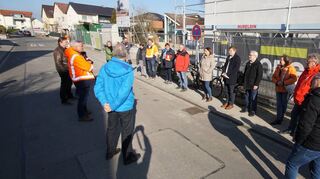 Einhäuser Gemeindevertreter informierten sich bei einem Ortstermin über die Fortschritte in den neuen Kindergärten. Unser Bild zeigt die Runde an der Baustelle der evangelischen Kita.