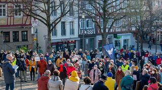 An einer Kundgebung gegen den Krieg in der Ukraine nahmen am Samstagnachmittag zwischen 250 und 300 Personen auf dem Marktplatz teil. Aufgerufen dazu hatten CDU, SPD, FDP und die Grünen.