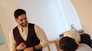 Der angehende Polizist und Wahl-Bensheimer Eyup Mercan tritt nebenbei als Zauberer auf – wie auf unserem Bild im Caritasheim Sankt Elisabeth.