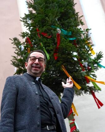 Als Christbaum war die Tanne schlicht geschmückt, Pfarrer Bartmann stimmte zu, dass Fastnachter sie im Februar närrisch dekorierten.