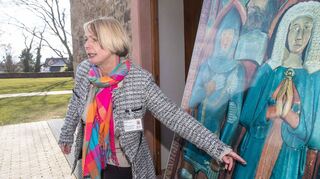 Silke Strohmenger, hier vor einem Bildnis von Mia von Sickingen, berichtete über Frauen im Mittelalter im Umfeld des Klosters Lorsch.