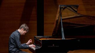 Der Pianist Robert Neumann gestaltete auf Einladung der Kunstfreunde Bensheim einen Klavierabend im Parktheater.