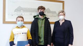 Schulleiterin Nicola Wölbern zeichnete Jasper Buttero (li.) und Karl-Julius Kümmel für ihre erfolgreiche Teilnahme am Chemie-Wettbewerb aus.