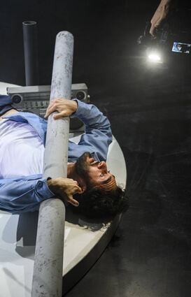 Die Woche junger Schauspieler startet am Freitag im Parktheater mit dem Stück „Die Leiden des jungen Azzlack“ mit Eidin Jalali in der Titelrolle.