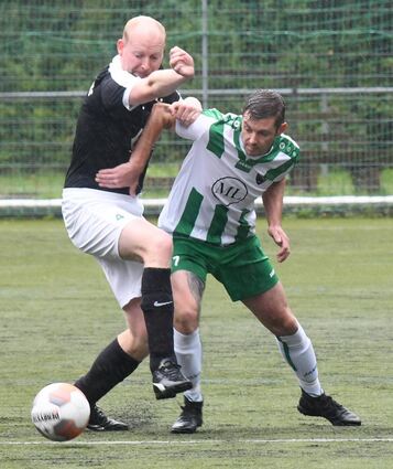 Markus Schäfer (re.; im Spiel gegen Lindenfels) ist eine Konstante mit den meisten Ein-sätzen beim VfR Fehlheim II und zudem bisher der beste Torschütze (7).