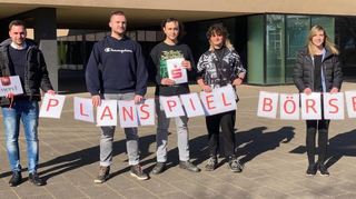 Die „Liberalen Großverdiener“ – die Starkenburg-Gymnasiasten Felix Jäger (3.v.l.), Alexander Grabelus (4.v.l.) und Aylin Avci (3.v.r.) – wurden von der Sparkasse Starkenburg für ihren Erfolg beim Planspiel Börse ausgezeichnet.