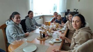 In der polnischen Heimatpfarrei von Äneas Opitek ist die Hilfe für Kriegsflüchtlinge aus der Ukraine bereits in vollem Gange. Der dortige Seelsorger stellt den Menschen das Pfarrhaus zur Verfügung.