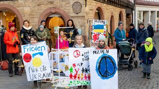 Bei einem Friedenszug durch die Bensheimer Innenstadt haben Eltern und Kinder des Familienzentrums Sankt Albertus Spenden für die Ukraine gesammelt.