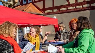 Susanne Boor (2.v.l.) und Michaela Wiegand (3.v.l.) kamen mit vielen Einhäuserinnen ins Gespräch, als sie in der Ortsmitte ihren Infostand zum Frauentag aufbauten.