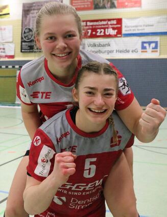 Isabell Hurst (vorn, hier mit Lotta Heider) ist zurück vom Lehrgang mit der National-mannschaft und will mit den Flames heute einen Sieg in Zwickau bejubeln.