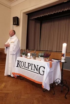 Pfarrer Heinz Förg, Präses der Kolpingsfamilie, feierte im Kolpinghaus einen Gottesdienst.