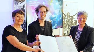 Florian Fischer wurde am Freitag im Parktheater mit dem Kurt-Hübner-Regiepreis 2019 ausgezeichnet – eine frühere Überreichung war wegen der Pandemie nicht möglich. Unser Bild zeigt ihn zusammen mit Bürgermeisterin Christine Klein (re.) und der Jury-Vorsitzenden Dagmar Borrmann.