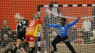 Vanessa Fehr parierte erneut zwei Siebenmeter (hier gegen Pia Adams) – geholfen hat es wenig, weil die Flames bei der 22:26-Niederlage in Zwickau eine insgesamt enttäuschende Leistung zeigten.