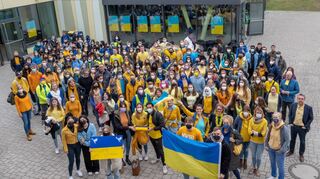 Schüler der Karl-Kübel-Schule demonstrierten in der Schulpause gegen den Krieg in der Ukraine.