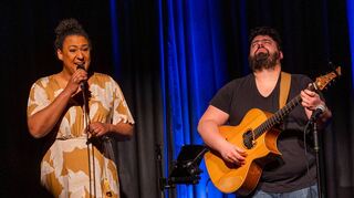 Sängerin Michelle Walker und Gitarrist Daniele Aprile servierten beim Kultursalon Vocal-Jazz und feinste Saitenkunst.