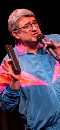 Boris Meinzer ist als „Dummfrager“ bei Radio FFH bekannt und präsentierte Perlen aus dem Hörfunk-Archiv.