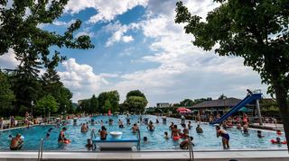 An ein volles Schwimmbad wie im Sommer 2019 müssen sich viele Heppenheimer wohl erst wieder gewöhnen.