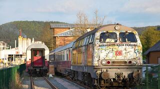 In Amorbach steht Udo Lindenbergs eigenhändig bemalter und beklebter „Sonderzug nach Pankow“.