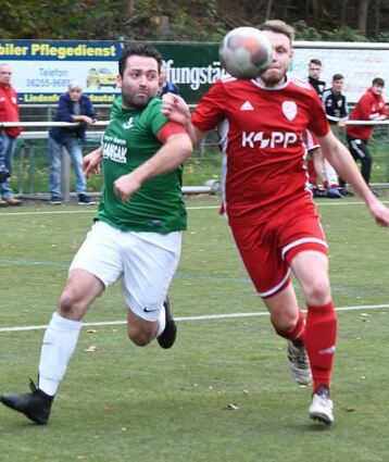 Lukas Fiege vom SVW (re.) wird im Hinspiel bedrängt vom Lindenfelser Peter Meister.