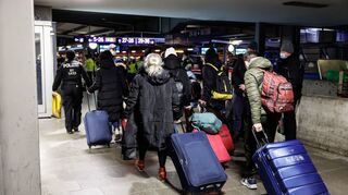 Zahlreiche Flüchtlinge aus der Ukraine gehen nach ihrer Ankunft mit einem Sonderzug mit circa 400 Flüchtlingen aus der Ukraine zur Registrierung am Münchner Hauptbahnhof.