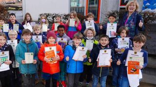 Die Schillerschule nahm in diesem Jahr sehr erfolgreich am Mathe-Teamwettbewerb Bolyai teil. Unser Bild zeigt die erfolgreichen Jungen und Mädchen zusammen mit Fachleiterin Carolin Kadow (li.) und Konrektorin Kersten Steiner.