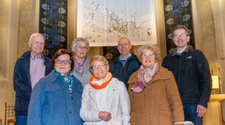 Der neue und in weiten Teilen bisherige Vorstand der Tafel nach der Mitgliederversammlung in der Kirche Sankt Georg mit der Vorsitzenden Mariette Rettig (vorne, Mitte).