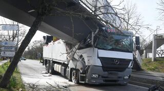 Ein Lkw blieb am Freitag vermutlich mit seinem Kranaufleger am Fußgängersteg an der Weststadthalle hängen und brachte die Konstruktion zum Einsturz.