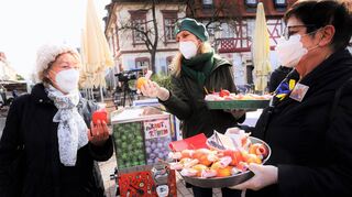 Heidrun Scheyhing (r.) und Gabi Dewald verteilten gestern Äpfel, die ein Gedicht beinhalteten. Die originelle „Poesie-Verführung“ unter dem Motto „Reime zum Reinbeißen“ kam bei den meisten Wochenmarktbesuchern sehr gut an.