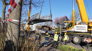 Die eingestürzte Brücke an der Weststadthalle beschäftigte die Rettungskräfte den gesamten Freitag. Am frühen Abend hoben zwei Spezialkräne die Stahlkonstruktion von der Fahrbahn.