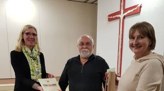 Martina Keil-Löw, Vorsitzende der Stiftung (links), und Brit Krüger, Vorsitzende des Vereins Freunde der LFS, bedanken sich bei Wolfram Jäger.