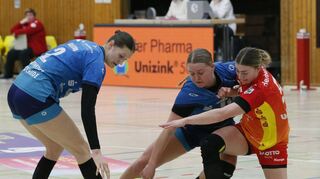 Die ersatzgeschwächten Flames kämpften gegen Buxtehude vergebens; hier kommt Isabell Hurst (re.) nicht zum Zug.