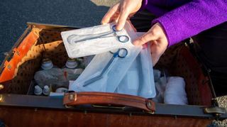In der großen Tasche sind wichtige Utensilien, die Hebamme Johanna Böckermann aus Lindenfels für eine Hausgeburt braucht: zum Beispiel Clips und Scheren, um eine Nabelschnur zu durchtrennen.