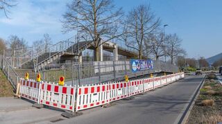 Die heruntergestürzte Brücke an der Weststadthalle wurde am Berliner Ring neben der Fahrbahn abgelegt.