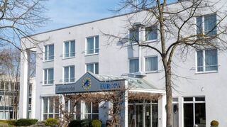 Das leerstehende und in Privatbesitz befindliche Allee-Hotel hat die Stadt als potenzielle Unterkunft für Geflüchtete an den Kreis gemeldet. Über den Ausgang möglicher Gespräch mit den Eigentümern ist nichts bekannt.