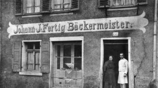 Die Bäckerei Fertig mit neuem Schriftzug und einem Schaufenster.