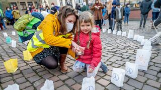 Wie spricht man mit Kindern über den Krieg? Darum ging es bei einer Online-Veranstaltung des Familienzentrums. Unser Bild entstand bei der Friedens-Kundgebung am Samstag auf dem Bensheimer Marktplatz.
