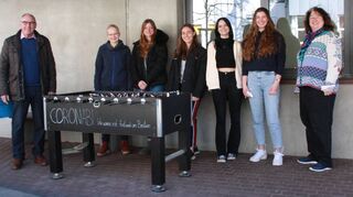 Arno Kreh (l.) und Carmen Oestreich (r.) mit Friederike, Marie, Luisa, Kim und Emily aus der 12. Klasse. Die Schülerinnen wollen am besten ein gutes Abi machen – aber nicht mehr mit Abstand.