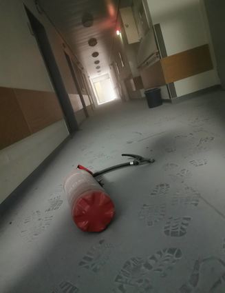 Ein mit Löschpulver verunreinigter Flur im Luisenkrankenhaus.