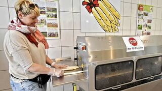 Im Laufe der nächsten Woche will der Spargel- und Obsthof Wendel in Zwingenberg das erste königliche Gemüse ernten, wie Sigrid Wendel (Bild oben) und ihre Schwiegertochter Chantal (Bild unten links) auf Anfrage des BA berichteten. Die Verkaufsstände stehen bereits, auf dem Hof finden Verkäuferschulungen statt (Bild unten rechts).
