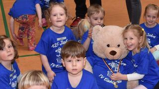 Die „Purzler“ des TV Einhausen herzten den Teddy, der Mut machte, wenn mal eine Übung nicht auf Anhieb klappen wollte.
