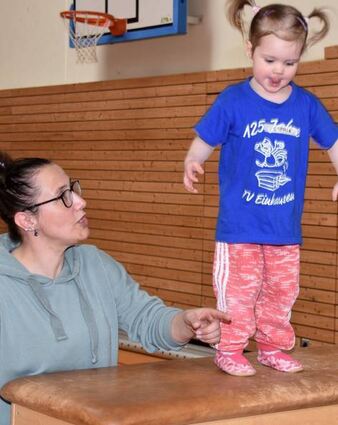 Viel Mut brauchte die kleine Sophia, betreut von Melanie Krieger, um von dem Kasten zu springen.