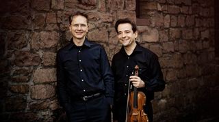 Das Duo Ulf Schneider (Violine) und Stephan Imorde sorgt beim Lesungskonzert am 2. April für den musikalischen Part.