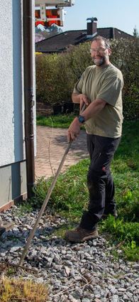 Gärtnermeister Thomas Hilsdorf weiß, wie man einen Schotter- zu einem Steingarten umbaut – denn so pflegeleicht, wie die Schottergärten häufig angepriesen werden, sind sie nicht.