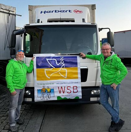 Romed Klein und Jürgen Pfliegensdörfer brachten eine weitere Hilfslieferung aus Bensheim ins polnische Chelm, wo die Spenden in Empfang genommen wurden.