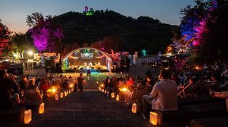 Vier Wochen früher als ursprünglich geplant, soll das Maiberg-Open-Air-Festival auf der Heppenheimer Freilichtbühne (Archivbild aus 2018) nun stattfinden. Mit dieser Entscheidung wollen die Organisatoren auch die Kollegen der Festspiele entlasten.