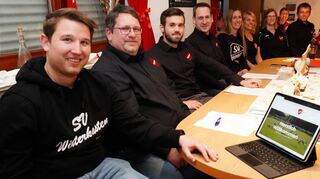 Der Vorstand des Sportvereins (von links): Schriftführer Torsten Schäfer, die Vorsitzenden Markus Götz, Kai Blessing und Casper Pusch, die Jugendleiterinnen Miriam Steinmann und Gudrun Katzenmeier, Rechnerin Antje Scheerer, Jugendleiterin Amelie Scheerer, Vorsitzender Sebastian Brockmeyer und Jessica Esper vom Spielausschuss.