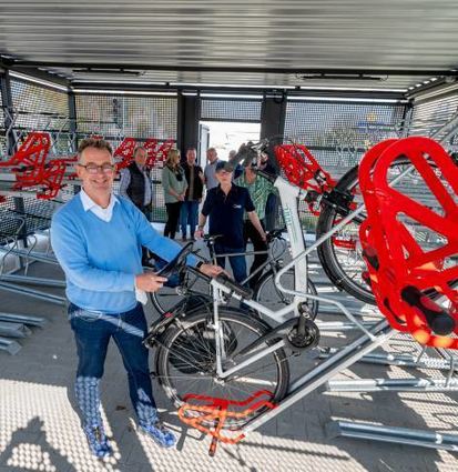 Blick ins Innere der neuen Fahrrad-Garage (Bild links). Am Bahnhof gibt es zudem wie bisher auch die roten Fahrrad-Boxen (rechts).