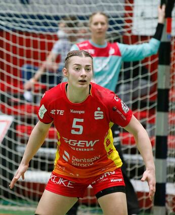 Gespannte Blicke bei den Flames (hier Isabell Hurst und Helen van Beurden), denn corona-bedingt steht der Re-Start in den Spielbetrieb noch auf der Kippe.